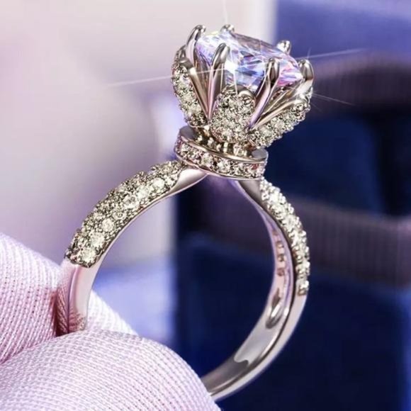 Jewelry - ENGAGEMENT 925 STERLING SILVER DIAMOND FLOWERED RING, CUTE RING, SHINY RING.